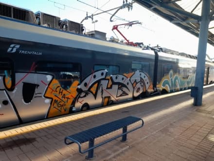 RIVAROLO CANAVESE - Nella notte vandalizzato pesantemente uno dei treni Pop nuovi di zecca parcheggiato in stazione
