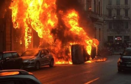 LEINI - La polizia blocca un pullman di manifestanti No Expo