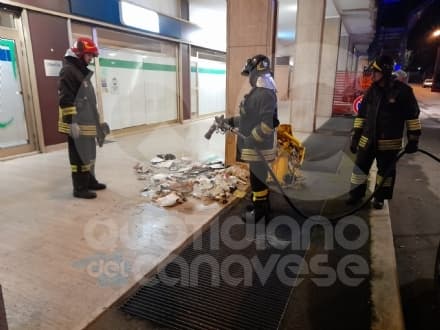 CUORGNE' - Bidone prende fuoco, intervento dei pompieri - FOTO