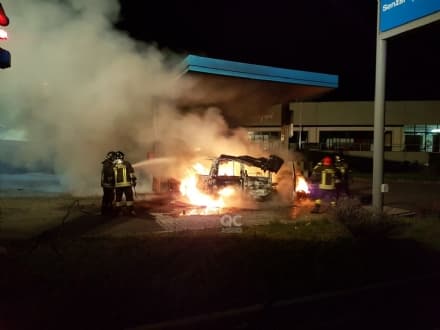 SAN GIUSTO CANAVESE - Grave incendio al benzinaio: furgone distrutto dalle fiamme - FOTO