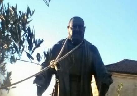 CASTELLAMONTE - Padre Pio «impiccato» nel parco giochi: sdegno e rabbia in città - FOTO