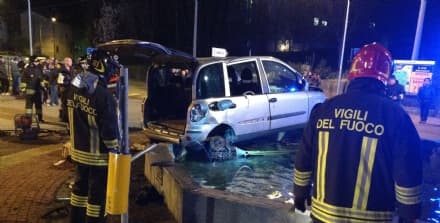 FORNO CANAVESE - Incidente stradale: 42enne finisce con l'auto nella fontana - FOTO e VIDEO