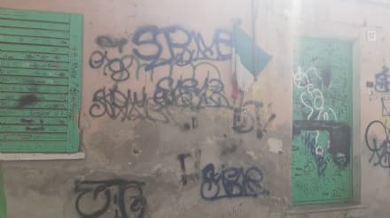 STRAMBINO - Vandali danno fuoco al Tricolore davanti alla sede degli Alpini: solidarietà di Fratelli d'Italia e Lega