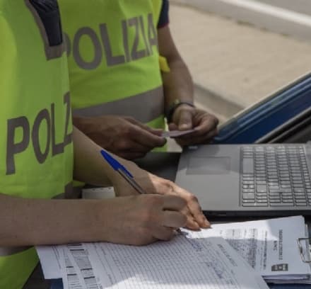 IVREA - Beccati senza mascherina dalla polizia: tre multe da 400 euro. Sanzione salata anche per un commerciante