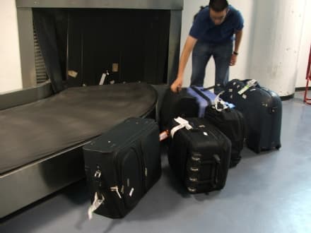 CASELLE - Orologi falsi nascosti nelle mutande: denunciato