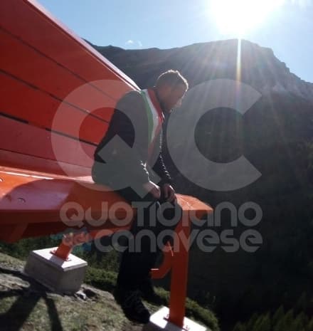 VALPRATO SOANA - A Piamprato installata la panchina gigante: è la prima in Canavese - FOTO