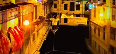 CUORGNE' - Slacklining in piazza Boetto: tutti con il naso all'insù per vedere camminare sul filo