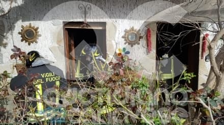 RIVAROLO - Incendio in una casa di frazione Pasquaro: salva una pensionata e venticinque cani - FOTO E VIDEO