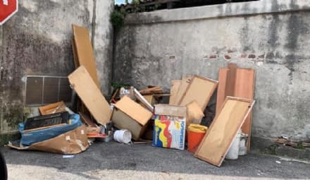 FAVRIA - Svuotano la cantina e abbandonano i rifiuti in piazza - FOTO