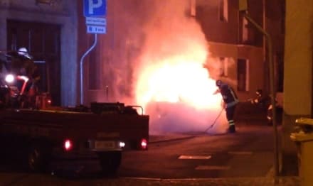 CASTELLAMONTE - Auto distrutta da un incendio in pieno centro: i vigili del fuoco domano le fiamme - FOTO E VIDEO