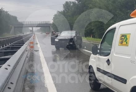 MONTALENGHE - Schianto in autostrada durante il nubifragio: auto distrutta in mezzo alle corsie