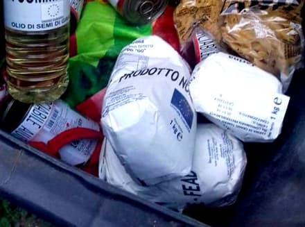 FAVRIA - Gli alimenti per i bisognosi buttati nella spazzatura - FOTO