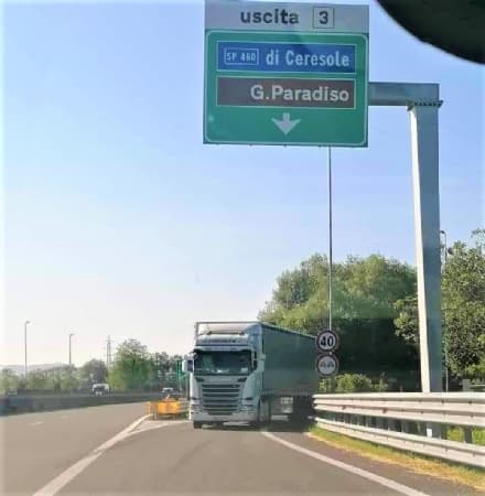 IN CONTROMANO SUL RACCORDO TORINO-CASELLE - Autista del tir sbaglia lo svincolo della 460 e si ritrova dal lato opposto