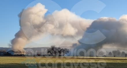 INCENDIO CASTELLAMONTE - Enorme colonna di fumo, aria irrespirabile in diversi Comuni vicini - FOTO e VIDEO