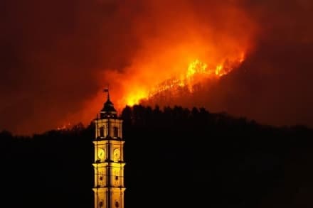 INCENDIO BELMONTE - Cinque famiglie evacuate, eccezionale lavoro di Aib e vigili del fuoco - FOTO