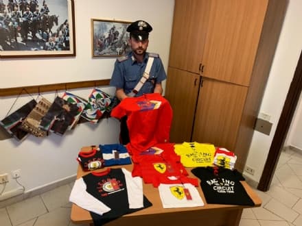 LEINI - Maglie della scuderia Ferrari rubate: tre denunciati