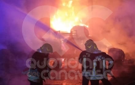 CASTELLAMONTE - Vasto incendio devasta cascinale, intervento dei vigili del fuoco in corso - FOTO