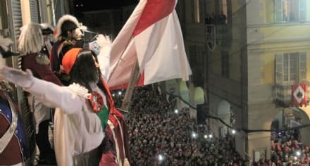 CARNEVALE DI IVREA - La lunga notte della Mugnaia: l'omaggio del Generale e il grande abbraccio della città - FOTO