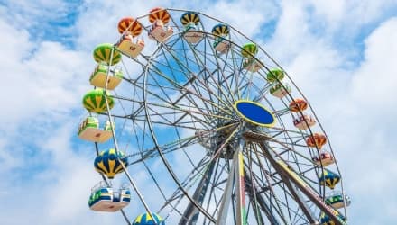 IVREA - Arriva la ruota panoramica in piazza del Rondolino: un'attrazione turistica per l'autunno