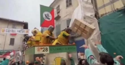 CARNEVALE IVREA - Arancere a piedi lancia una cassetta di legno al posto delle arance