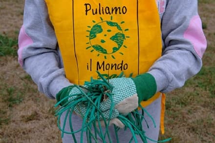 IVREA - Volontari e bambini al lavoro con «Puliamo il mondo»