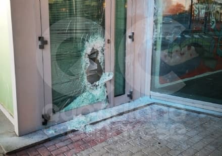 IVREA - Vandali sfasciano la porta a vetri della Gtt al Movicentro - FOTO