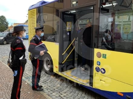 IVREA - I carabinieri salgono sui bus di linea Gtt: una denuncia e 63 multe. Un terzo dei passeggeri a bordo senza biglietto