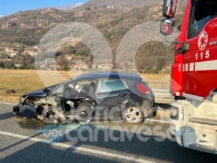 BORGOFRANCO D'IVREA - Schianto sulla statale 26, auto distrutta