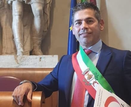 OZEGNA - Il sindaco Bartoli contro la Regione: «Contributi erogati a chi aveva già i soldi»