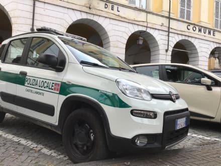 CASTELLAMONTE - Si incatena al municipio per chiedere aiuto al Comune: intervento della polizia locale e dei carabinieri
