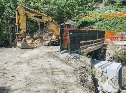 ALPETTE - In fase di ricostruzione il ponte che rischiava di cadere: i lavori procedono spediti - FOTO