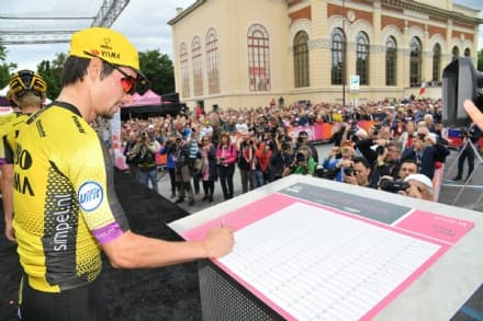 GIRO D'ITALIA - Una folla immensa per l'avvio della tappa Ivrea-Como: la città colorata di rosa - FOTO