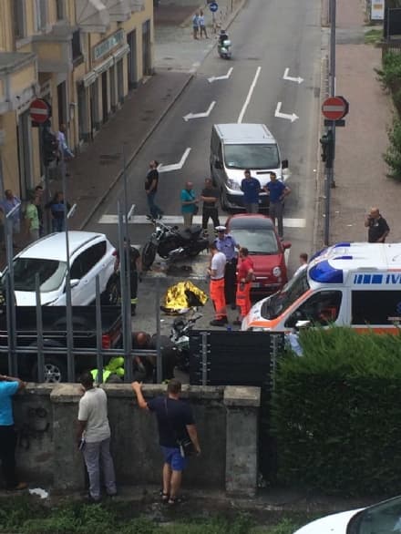 IVREA - Moto contro auto: centauro muore sul colpo