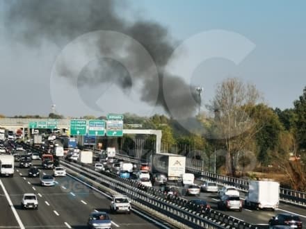 BORGARO-TORINO - Ennesimo incendio al campo nomadi, colonna di fumo nero sulla tangenziale