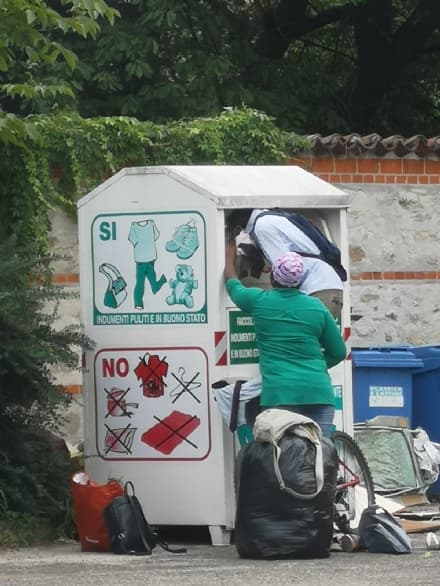 RIVAROLO - In due «svaligiano» il bidone per la raccolta indumenti