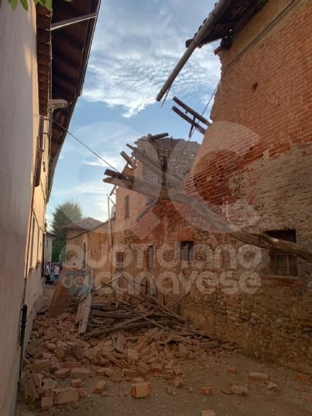FAVRIA - Crolla parte di una casa in pieno centro, tanta paura ma nessun ferito - FOTO