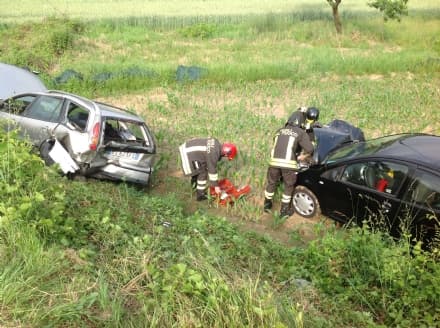 OZEGNA-RIVAROLO - Incidente stradale alla curva del Bogo: una donna ferita, due auto nel prato - FOTO e VIDEO