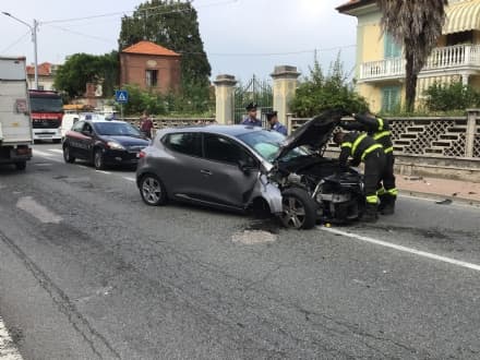 RIVAROLO CANAVESE - Incidente stradale, auto abbatte un palo della luce: un ferito - FOTO E VIDEO