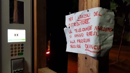 RIVAROLO - Vandali in corso Italia contro il distributore di latte