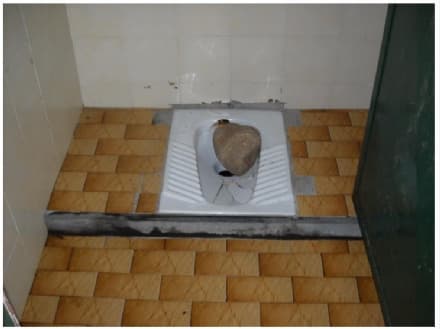 PONT - Vandali distruggono i servizi del parco giochi