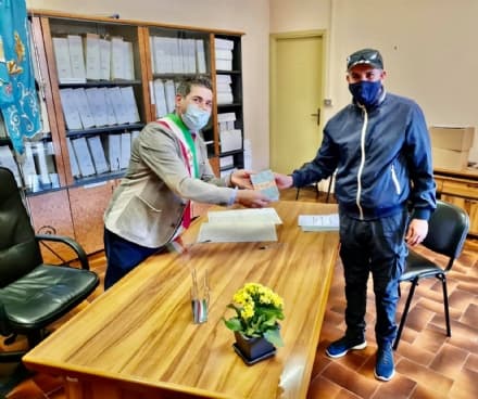 OZEGNA - Il sindaco conferisce la cittadinanza italiana a Mustapha Boukorrane - FOTO