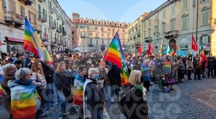 IVREA - A centinaia in piazza contro la guerra in Ucraina: «Facciamo sentire la voce di chi vuole la pace» - FOTO e VIDEO