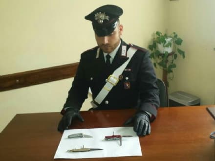 CUORGNE' - Vanno in giro armati di coltelli: due ragazzi denunciati