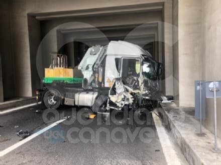 SCARMAGNO-SAN GIORGIO CANAVESE - Autostrada A5 chiusa: tir schiantato in galleria - FOTO