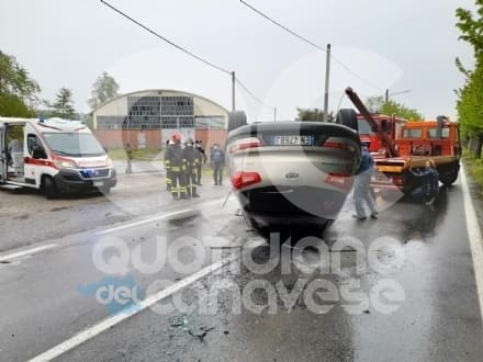 CASTELLAMONTE - Brutto incidente sulla provinciale per Cuorgnè, auto ribaltata - FOTO