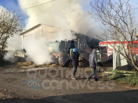 INCENDIO CASTELLAMONTE - 350 rotoballe di fieno a fuoco, in salvo gli animali dell'azienda agricola - FOTO e VIDEO