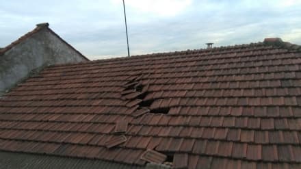 CASELLE - Aereo in fase di atterraggio fa volare le tegole dei tetti - FOTO