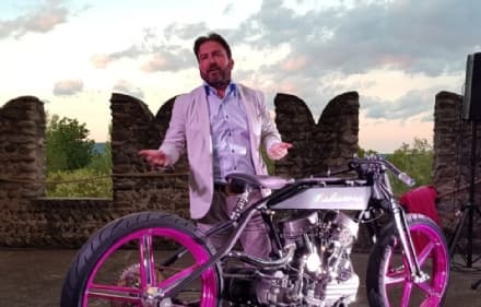 COLLERETTO CASTELNUOVO - Il sindaco scende in piazza a Torino per ribadire il suo «No» al green pass