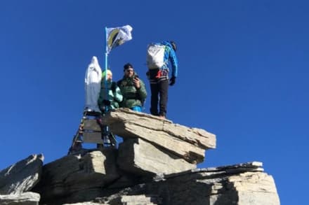 GRAN PARADISO - Un'altra bandiera del centenario in vetta: era stata rubata
