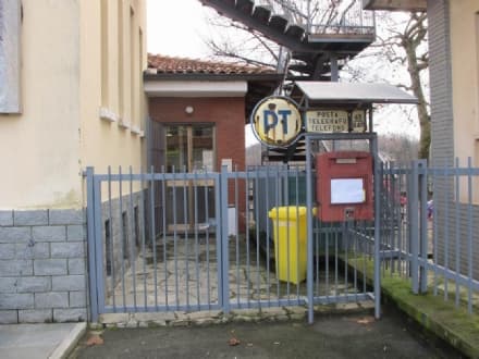 PRASCORSANO - Le poste chiudono invase dai calabroni